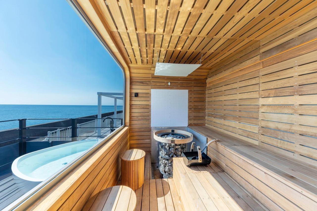 Malibu Hotel Zushi Exteriör bild